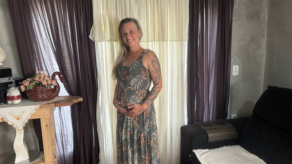 Dia das Mães em Timbó: a luta da diarista Rose, grávida aos 46, sozinha e com a casa inacabada