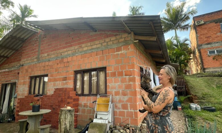 Dia das Mães em Timbó: a luta da diarista Rose, grávida aos 46, sozinha e com a casa inacabada