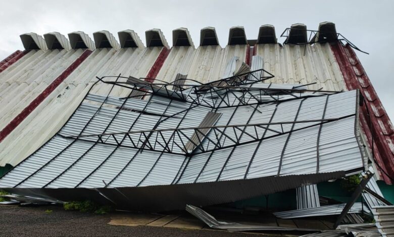 Temporal causa destruição, cancela aulas e mobiliza equipes em município de SC