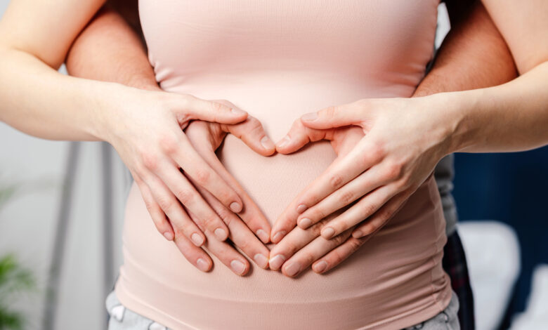 Brasileiras têm menos filhos e adiam maternidade, aponta Censo 2022