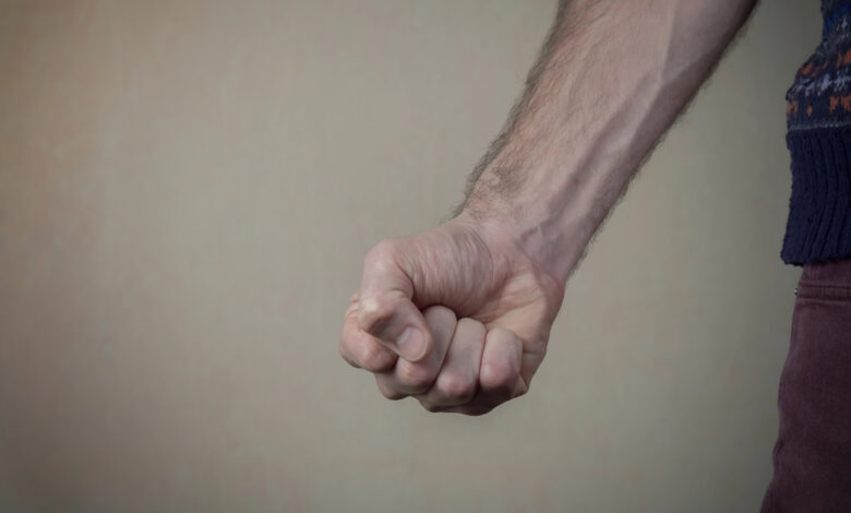 Mulher bate a cabeça ao cair após ser agredida pelo marido em Blumenau