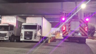 Incêndio atinge setor de empresa têxtil em Brusque; dois funcionários são levados ao hospital