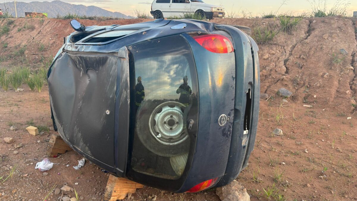Capotamento no Centro de Ilhota deixa motorista ferida