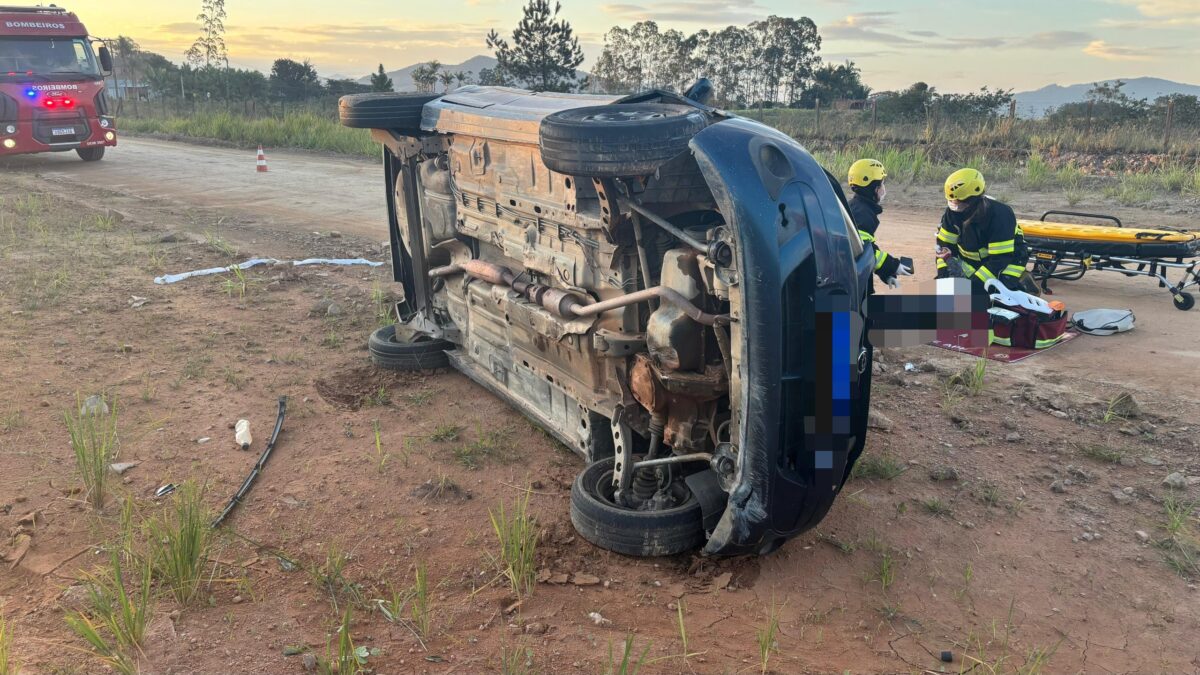 Capotamento no Centro de Ilhota deixa motorista ferida