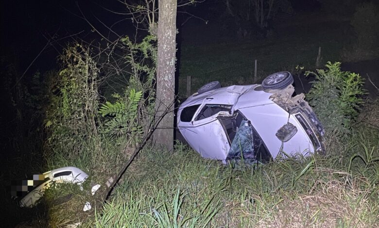 Três pessoas ficam feridas após carro sair da pista na BR-470 em Pouso Redondo