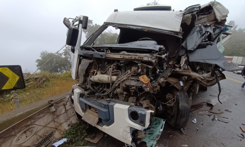 Motorista fica preso às ferragens após acidente entre caminhão e carreta em Pouso Redondo