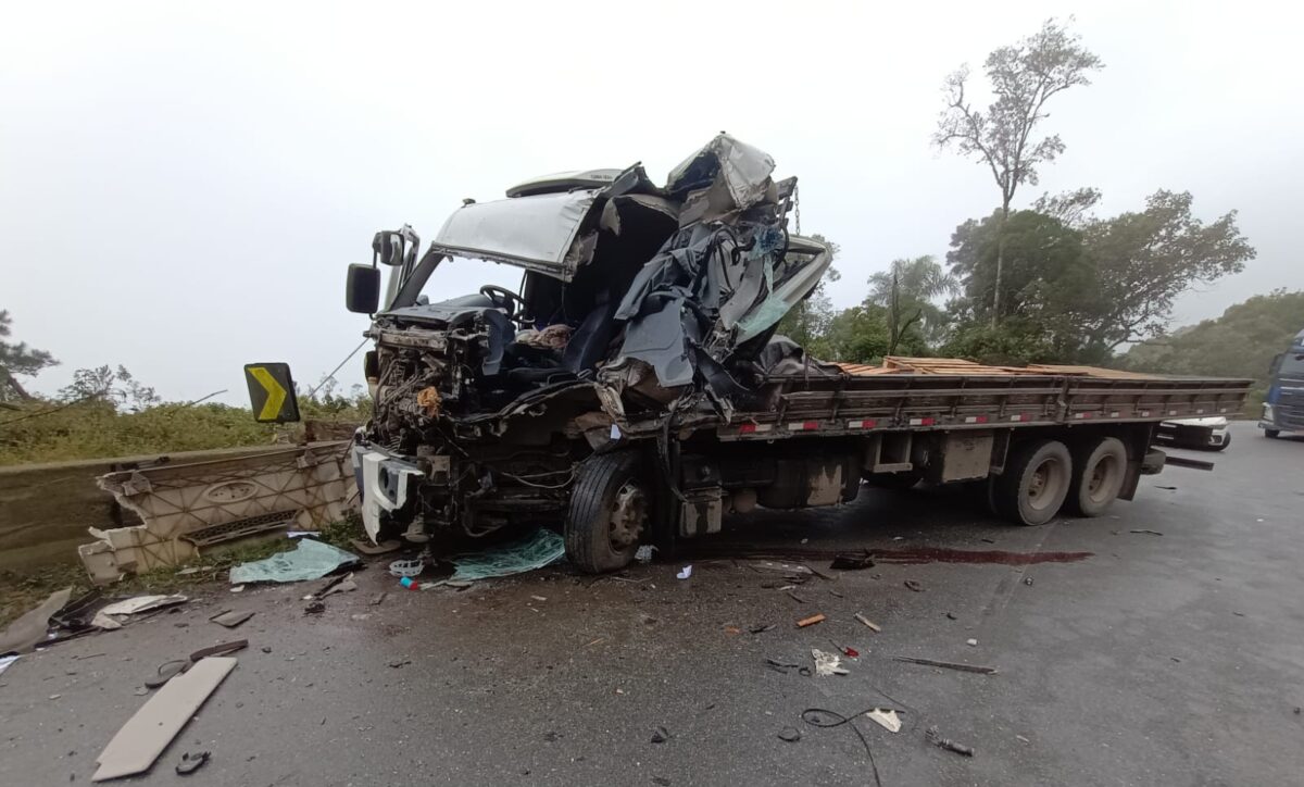 Motorista fica preso às ferragens após acidente entre caminhão e carreta em Pouso Redondo