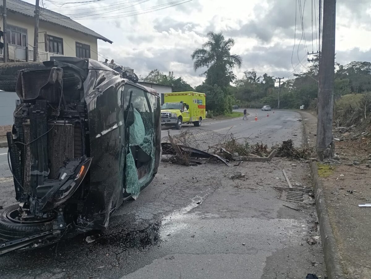 Motorista perde o controle e capota após bater em poste em Indaial