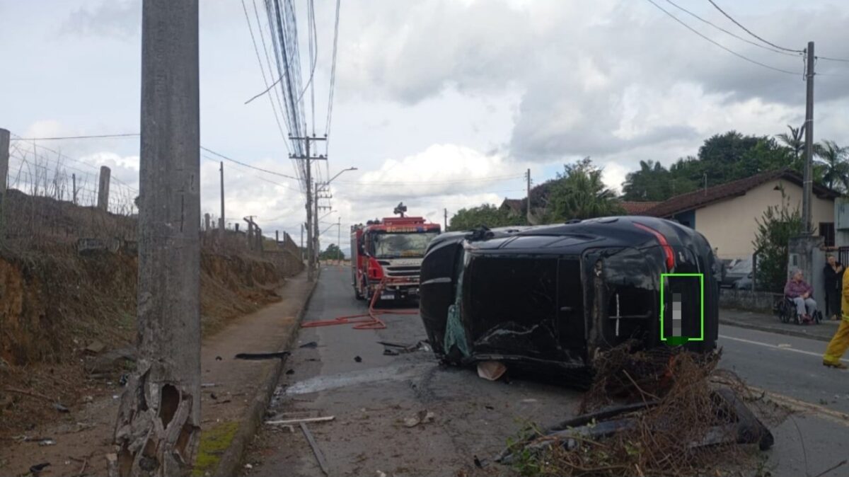 Motorista perde o controle e capota após bater em poste em Indaial