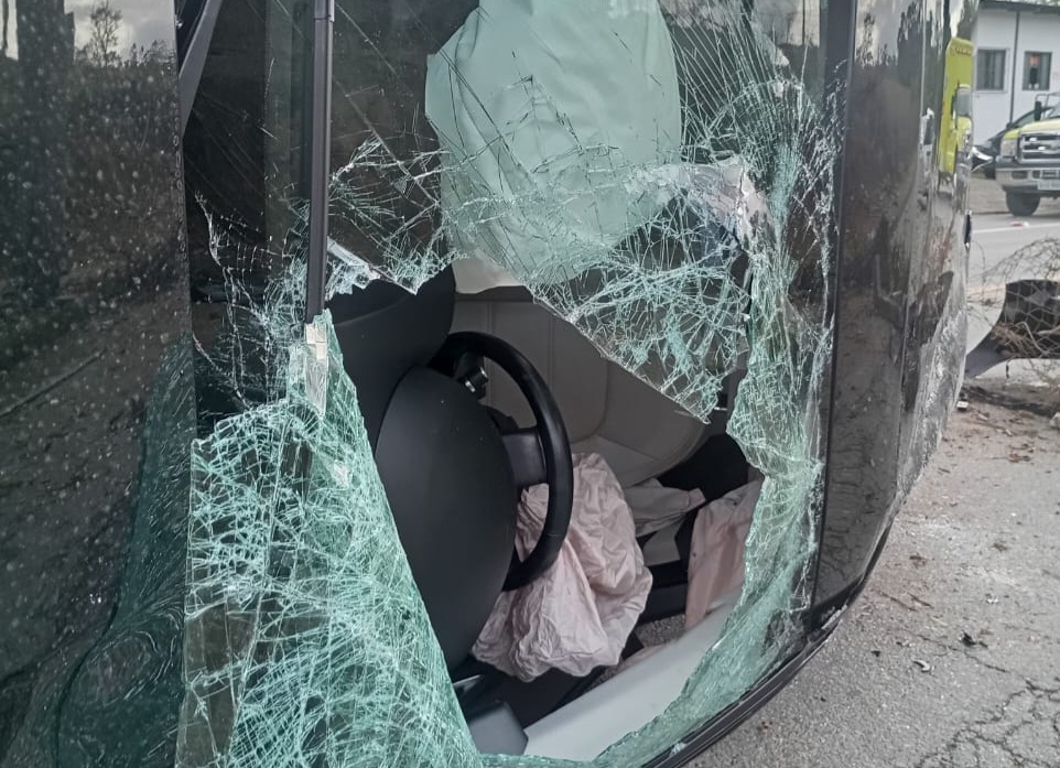 Motorista perde o controle e capota após bater em poste em Indaial