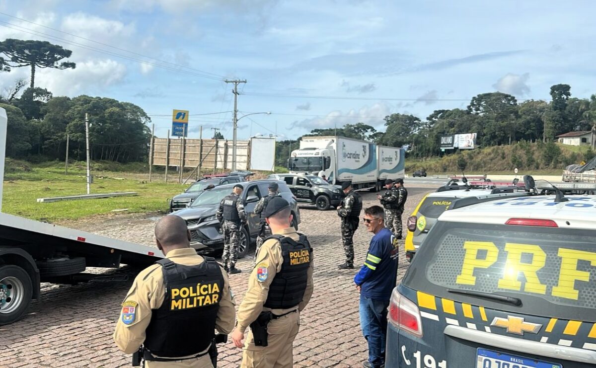Perseguição termina com Hilux furtada destruída após série de colisões entre SC e PR