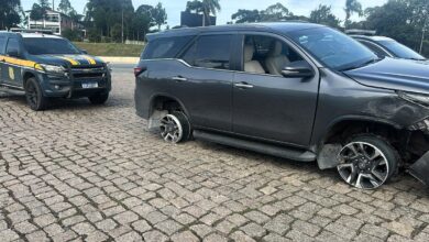 Perseguição termina com Hilux furtada destruída após série de colisões entre SC e PR