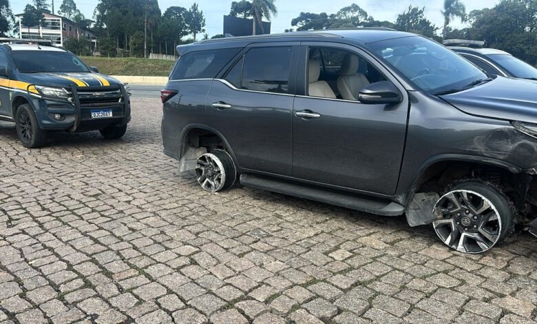 Perseguição termina com Hilux furtada destruída após série de colisões entre SC e PR