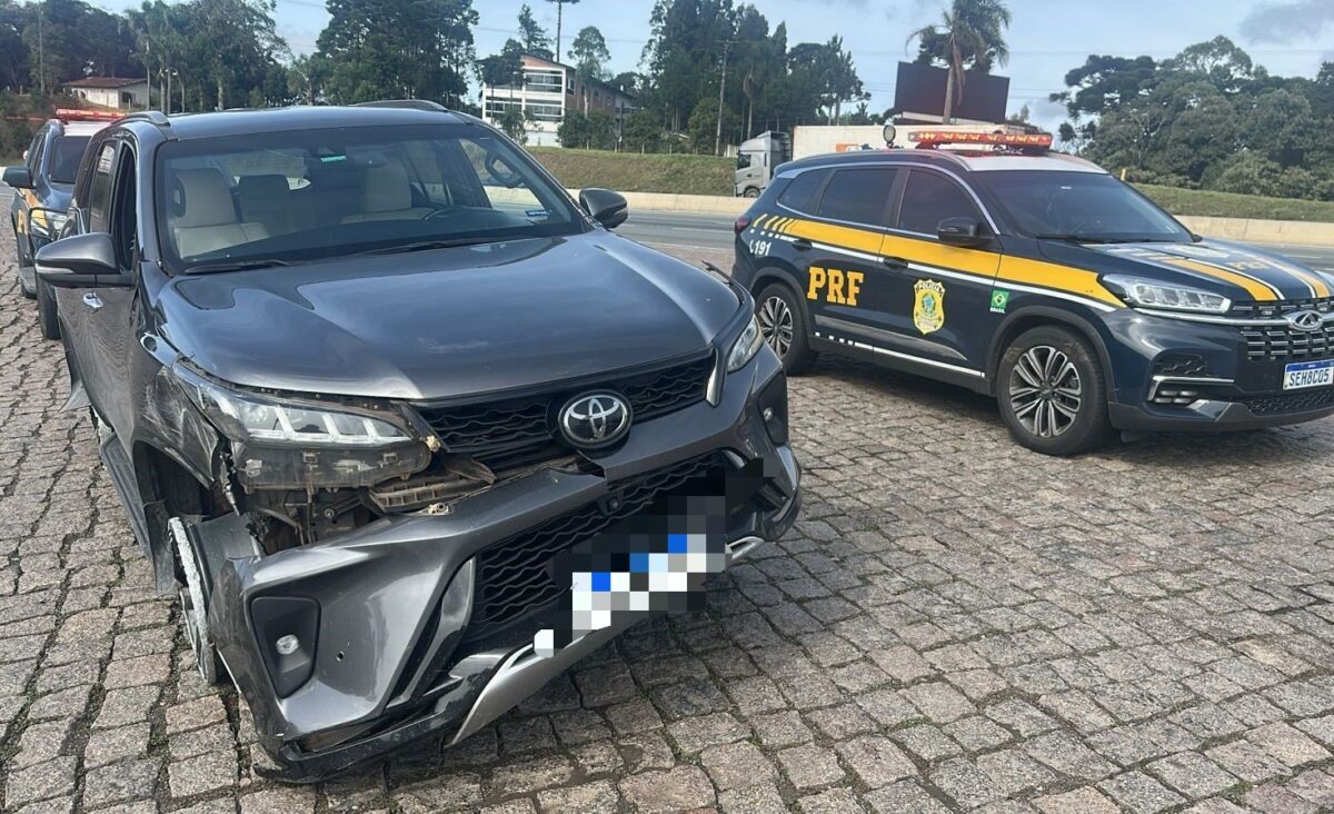 Perseguição termina com Hilux furtada destruída após série de colisões entre SC e PR