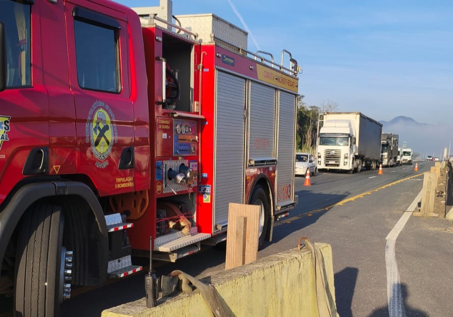 Motorista fica gravemente ferido após colisão na BR-470 em Indaial