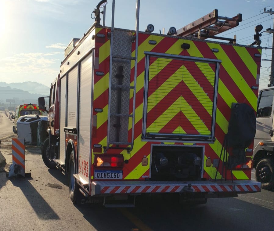 Motorista fica gravemente ferido após colisão na BR-470 em Indaial