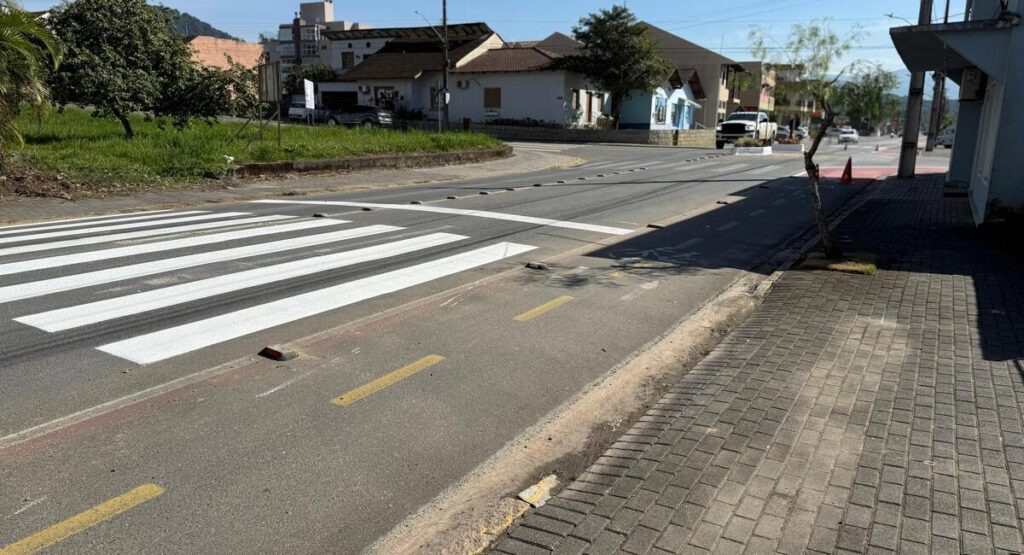 Prefeitura de Timbó realiza melhorias em trevo após diversos acidentes e reclamações da comunidade 