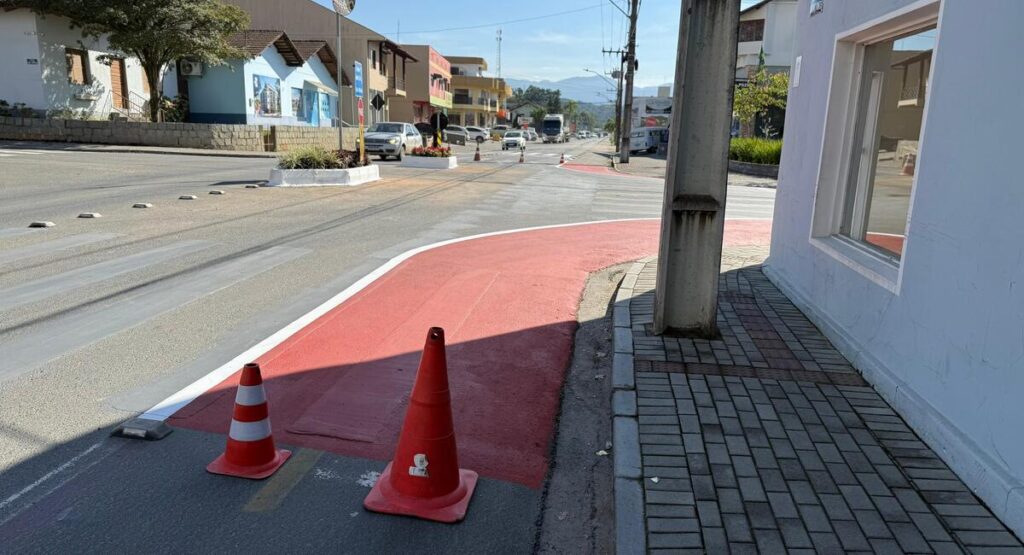 Prefeitura de Timbó realiza melhorias em trevo após diversos acidentes e reclamações da comunidade 
