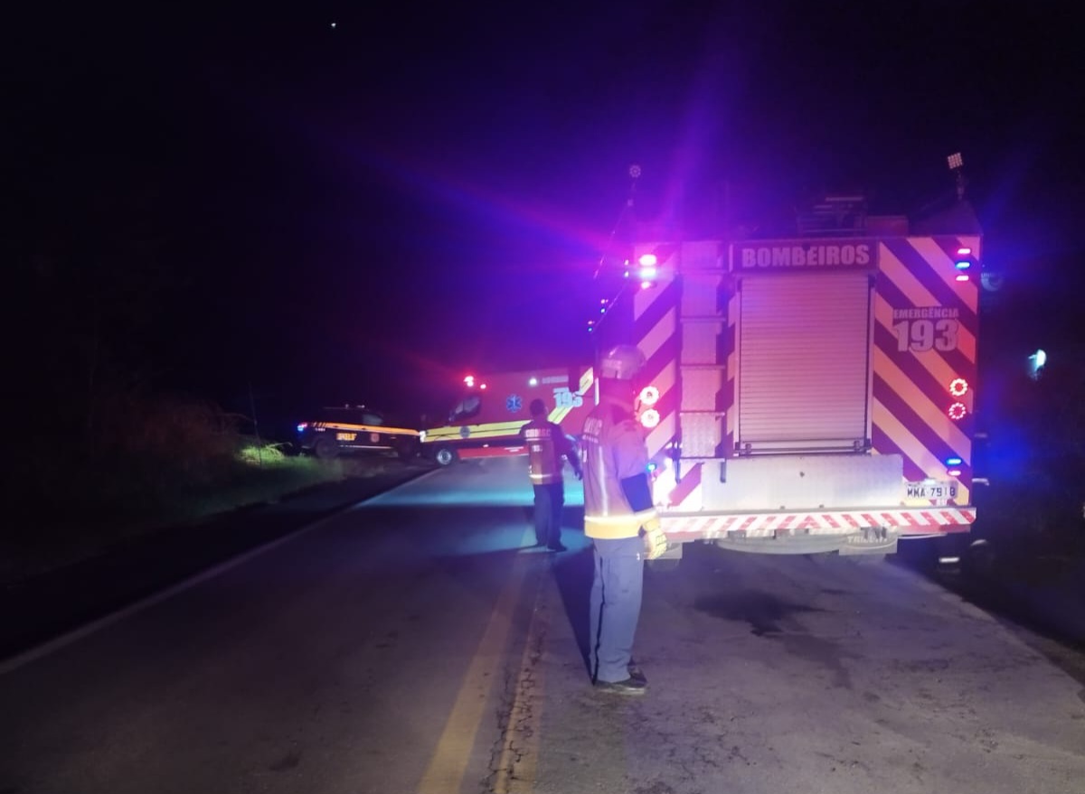 Carro colide contra ônibus e despenca em ribanceira na BR-470, em Rio do Sul