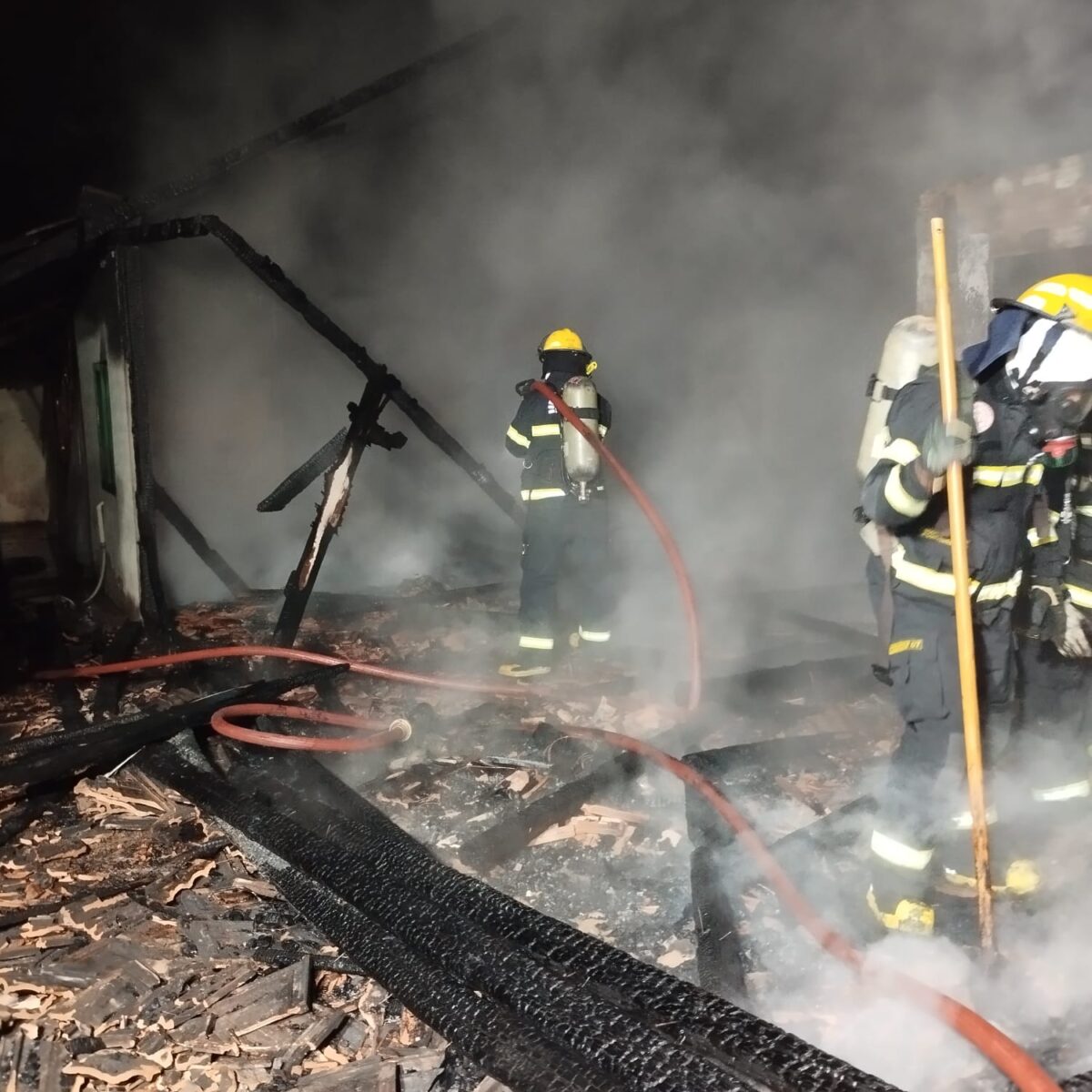 Incêndio atinge estrutura anexa a residência em Pomerode