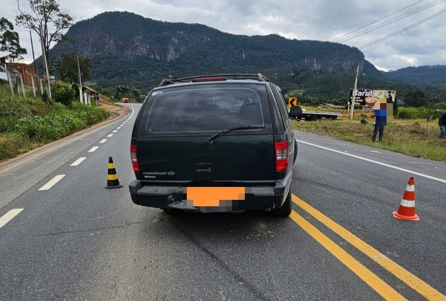 Após colisão tripla, carro cai em buraco e duas pessoas ficam feridas, em Apiúna