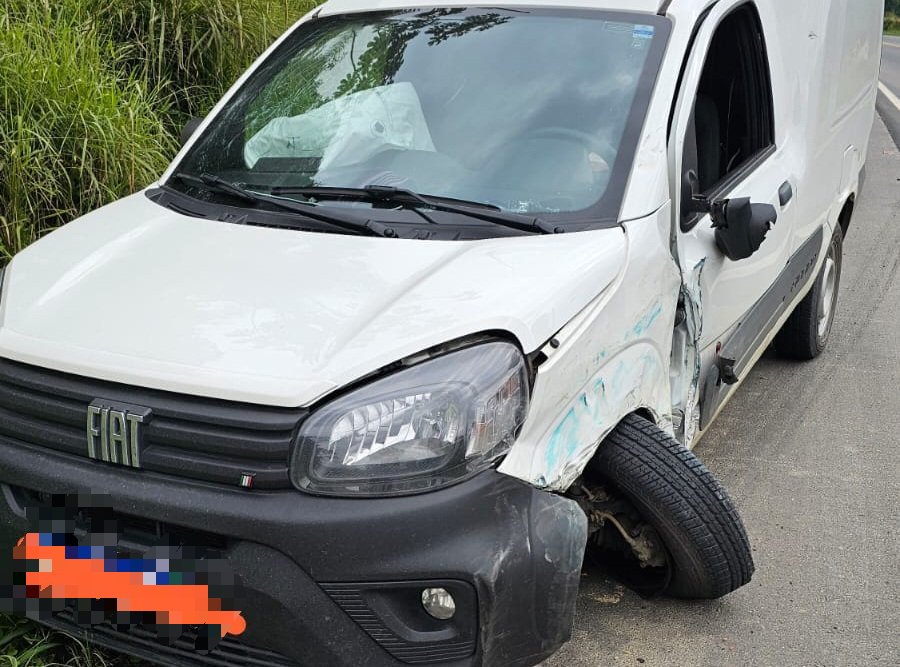 Após colisão tripla, carro cai em buraco e duas pessoas ficam feridas, em Apiúna