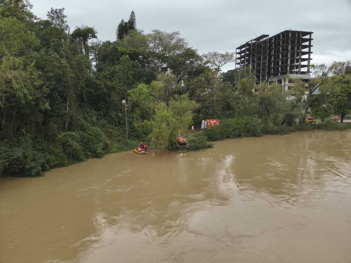 Buscas continuam por homem desaparecido no Rio Itajaí-Açu, em Blumenau