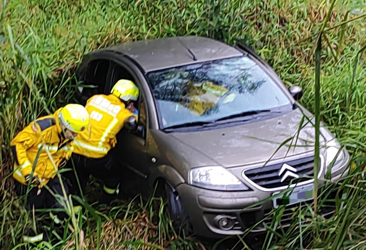 Motorista cai em ribanceira de cerca de 10 metros após desviar de buraco, em Gaspar