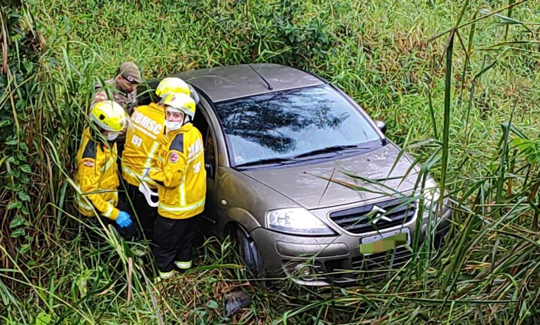 Motorista cai em ribanceira de cerca de 10 metros após desviar de buraco, em Gaspar