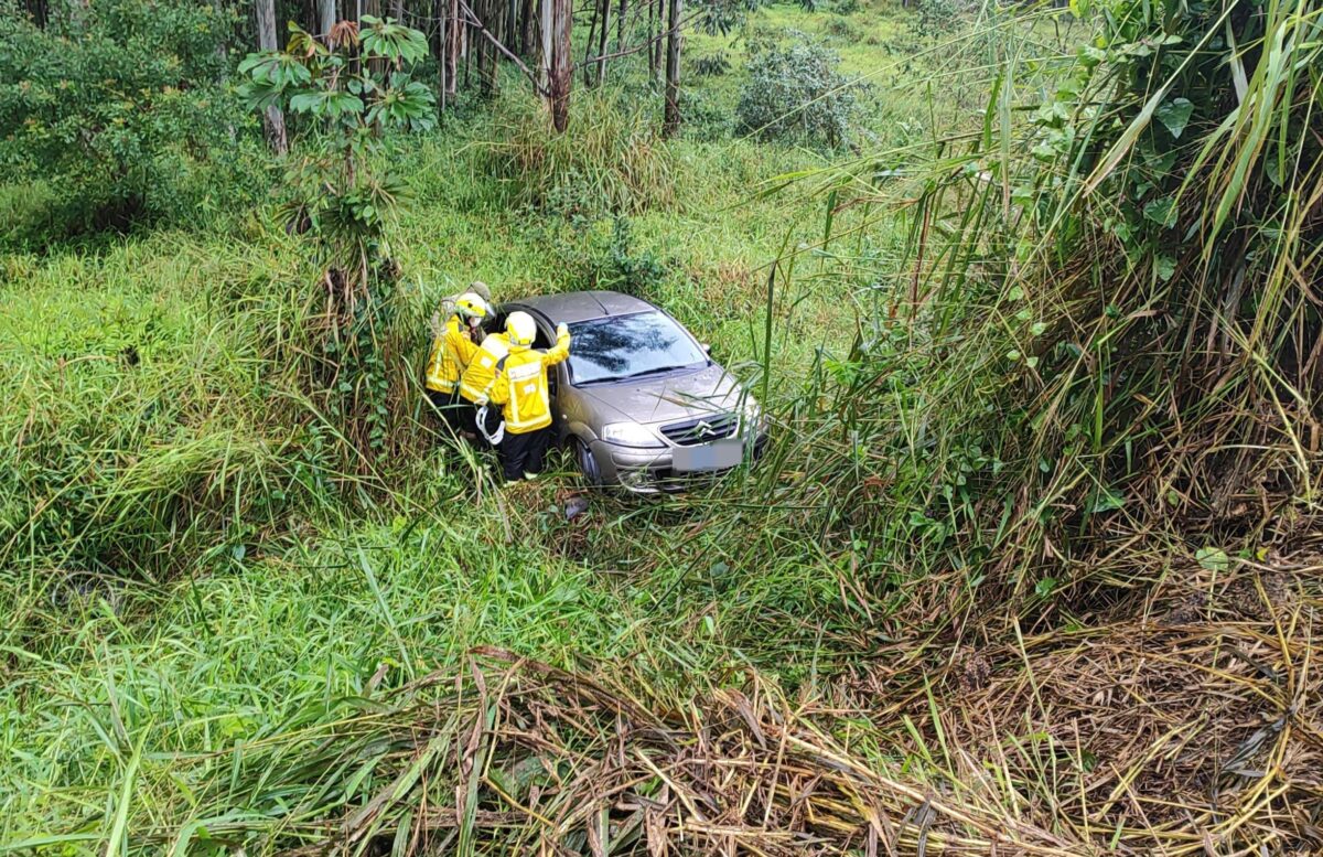 Motorista cai em ribanceira de cerca de 10 metros após desviar de buraco, em Gaspar