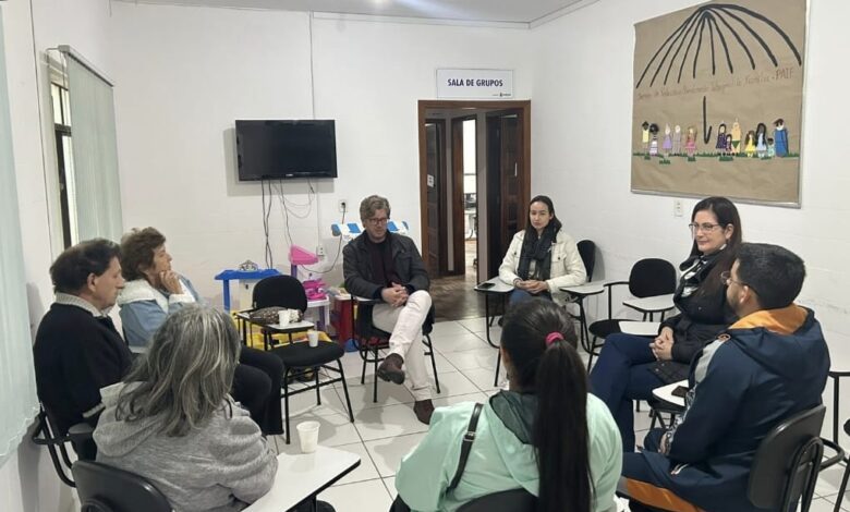 Famílias participam de roda de conversa sobre proteção à infância no CRAS Nações