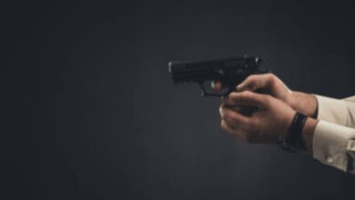 Homem morre com tiro de arma de fogo que vendia, após discussão com comprador; autor foi encontrado em Itajaí