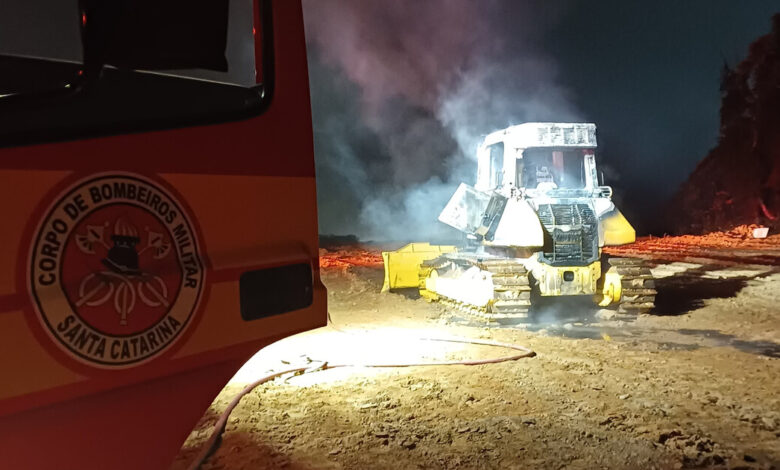 Trator pega fogo no Centro de Benedito Novo; ninguém se feriu