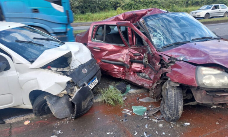 Colisão entre dois carros deixa 3 feridos em Blumenau