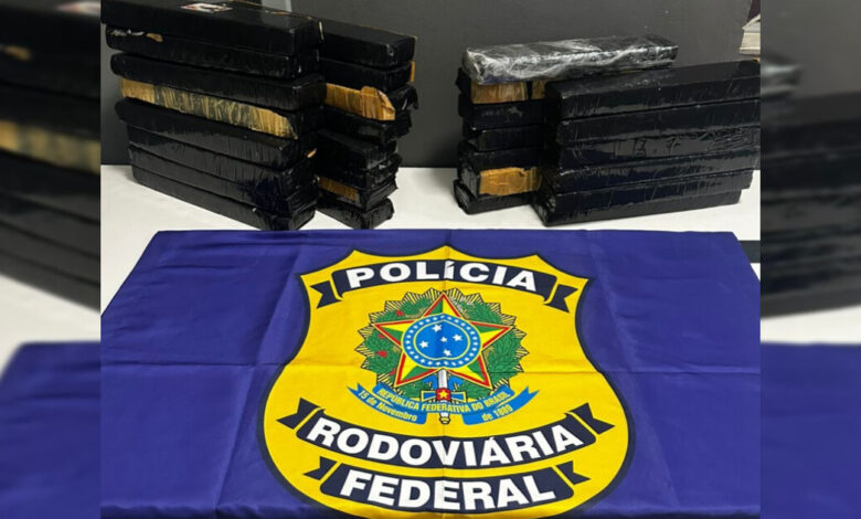 Homem cai em buraco de obra ao fugir da PRF na BR-101 enquanto levava droga para Gaspar