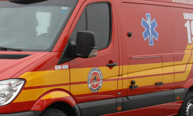 Motociclista morre ao ser arremessado contra poste após colisão com carro, em Blumenau