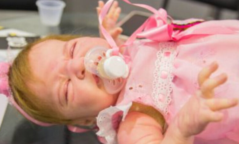 Bebê de 4 meses é agredida por homem ao ser confundida com boneca reborn