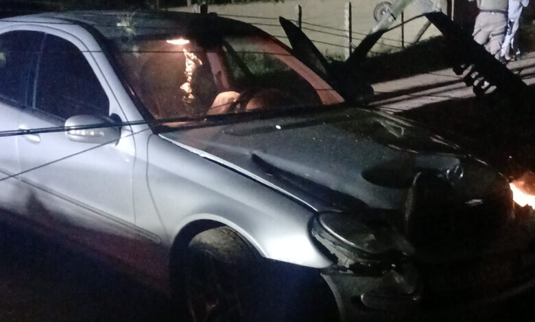 Colisão entre dois veículos derruba poste e bloqueia via no bairro Warnow, em Indaial