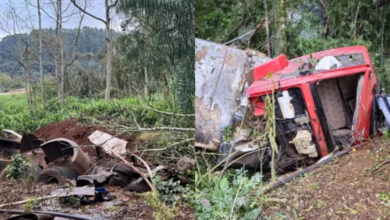 Motorista morre ao perder o controle de caminhão carregado de leite e cair em córrego em SC