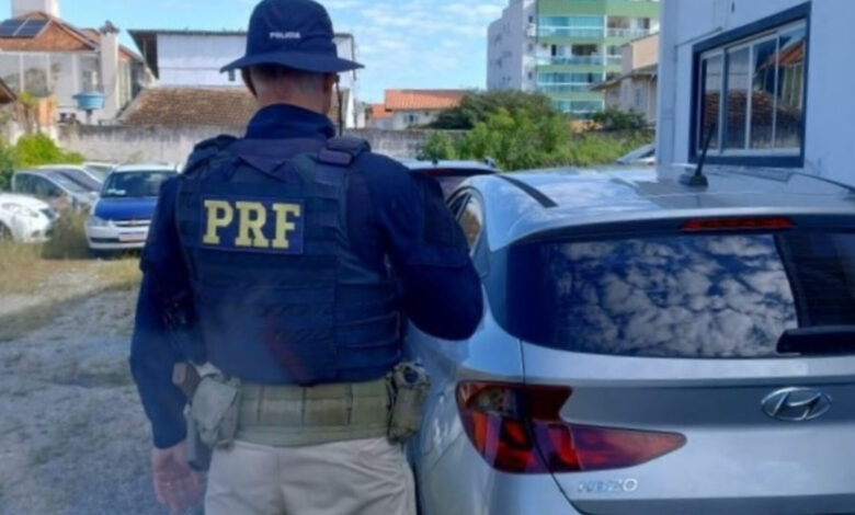 Veículo com placas clonadas e registro de roubo é apreendido na BR-101, em Palhoça