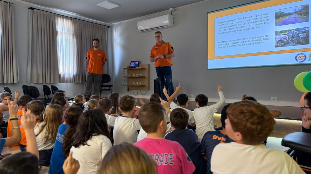 Alunos da Escola Erwin Prade participam de projeto educativo da Defesa Civil em Timbó
