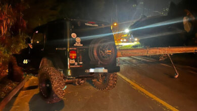 Motorista perde controle e colide em poste devido a óleo na pista em Pomerode