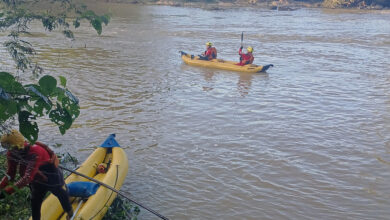 Bombeiros Voluntários realizam buscas no Rio Itajaí-açu por homem desaparecido próximo ao Rio, em Indaial