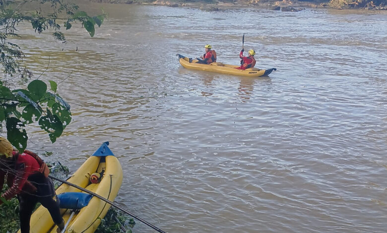 Bombeiros Voluntários realizam buscas no Rio Itajaí-açu por homem desaparecido próximo ao Rio, em Indaial