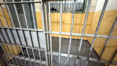 Jovem com mandado de prisão é detido após abordagem em ciclofaixa de Timbó