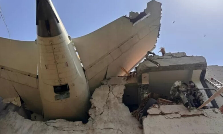 Avião cai após decolagem na Índia e deixa mais de 240 mortos