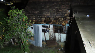 Homem em surto psicótico incendeia residência e é encontrado ferido em matagal em Blumenau