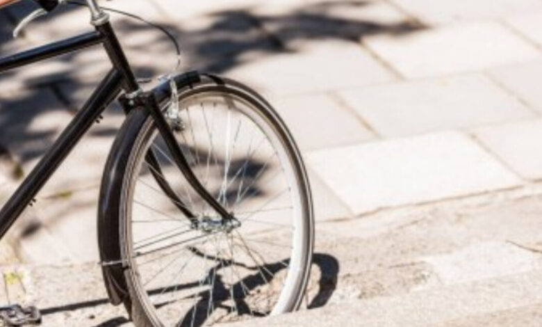 Leve colisão entre carro e bicicleta termina em agressões em Indaial