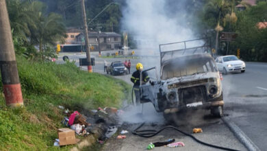 Incêndio destrói Kombi na SC-108 em Blumenau