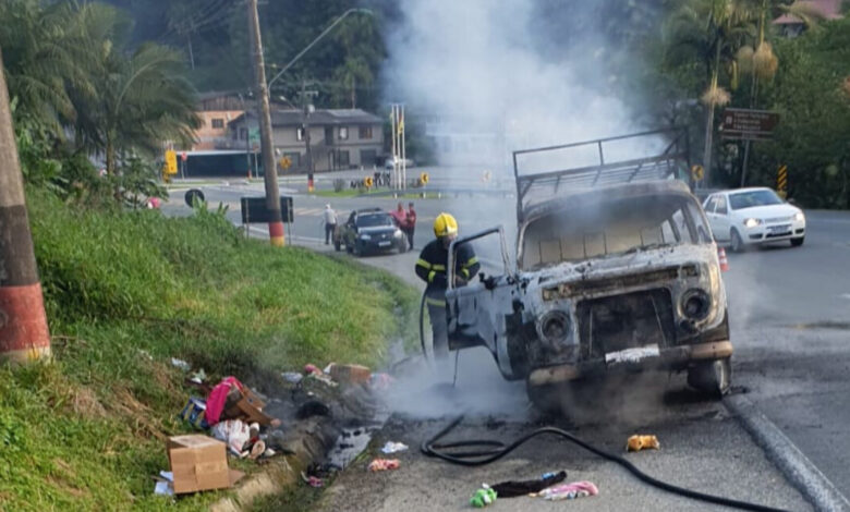 Incêndio destrói Kombi na SC-108 em Blumenau